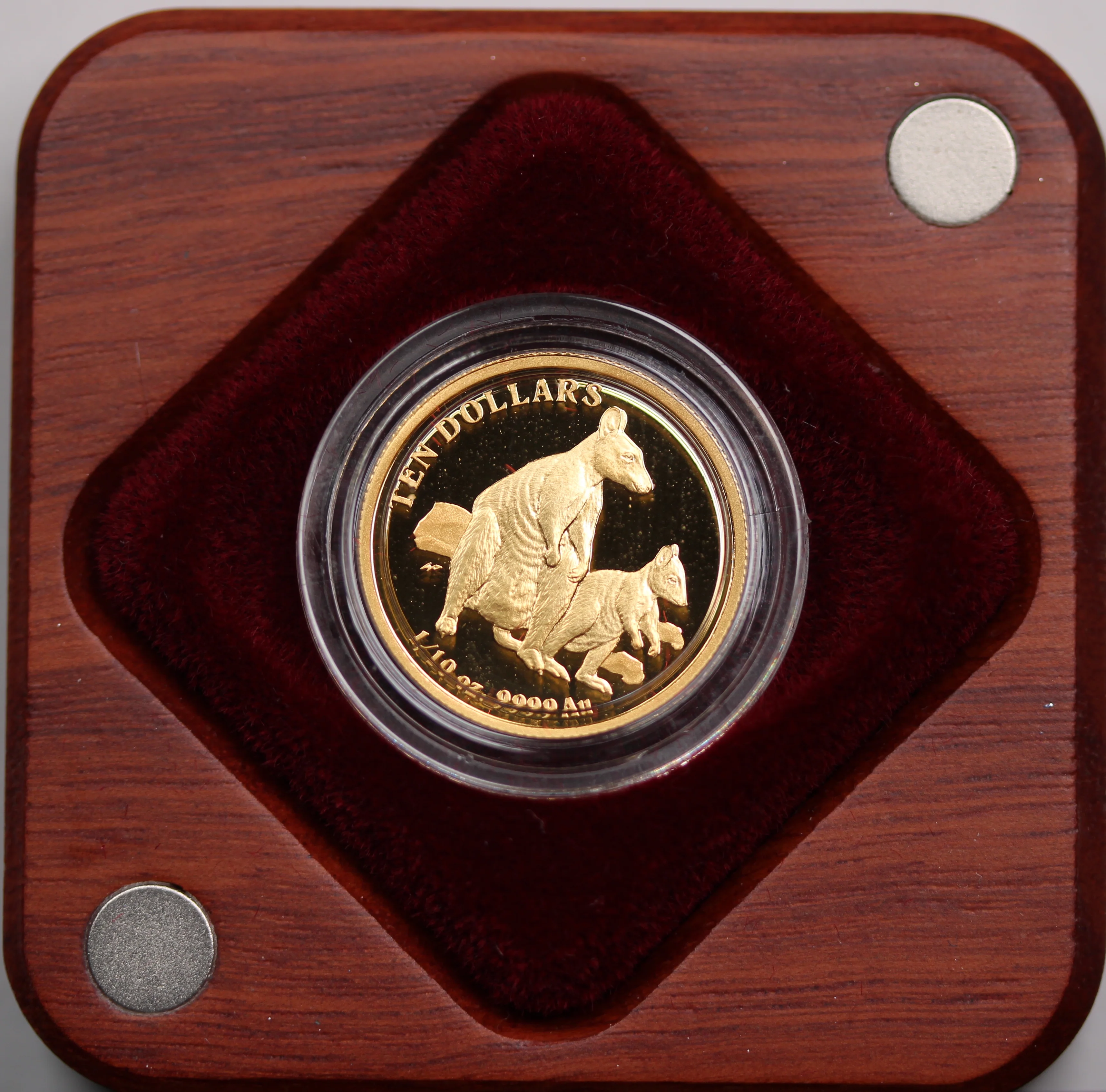 2011 $10 Kangaroo Allied Rock Wallaby 1/10oz Gold Proof Coin - Image 2